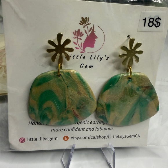 Handmade big dangly green earrings - Picture 1 of 4